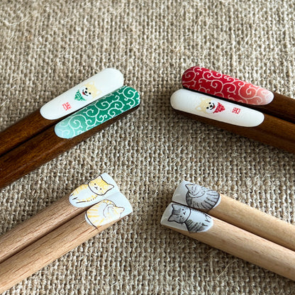 TANAKA HASHITEN Shiba Inu Karakusa Tenkasu Chopsticks 23cm - Red / Green